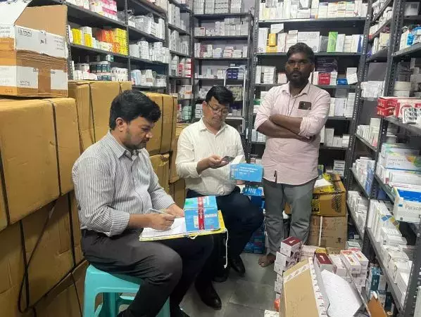 DCA ने नलगोंडा मेडिकल शॉप पर छापा मारा, अवैध रूप से रखे गए गर्भपात किट जब्त किए DCA ने नलगोंडा मेडिकल शॉप पर छापा मारा, अवैध रूप से रखे गए गर्भपात किट जब्त किए