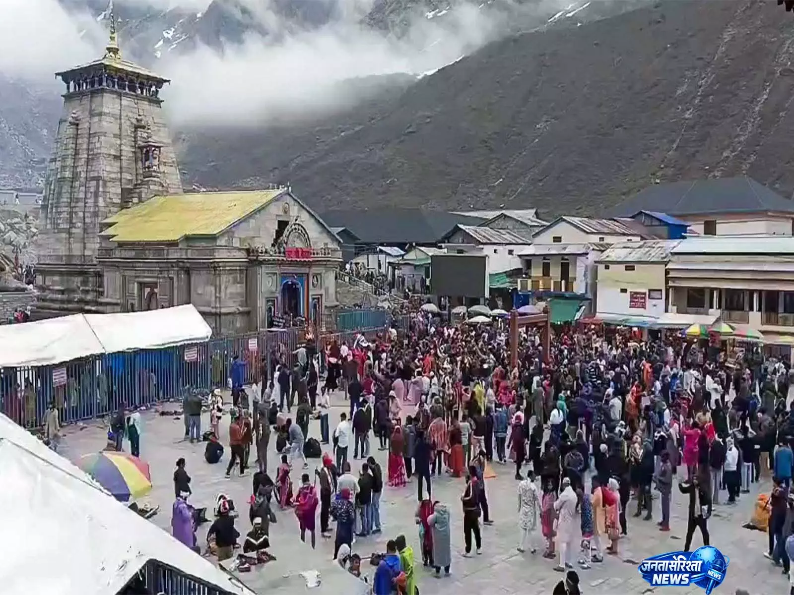 भारी बारिश के बीच भूस्खलन से गौरीकुंड ट्रेकिंग रूट बंद होने के बाद Kedarnath Yatra रोक दी गई भारी बारिश के बीच भूस्खलन से गौरीकुंड ट्रेकिंग रूट बंद होने के बाद Kedarnath Yatra रोक दी गई