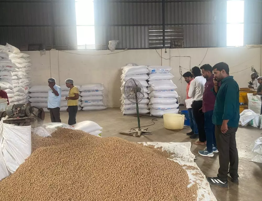 जलपल्ली: अस्वच्छ सोया चंक्स जब्त, अधिकारियों ने कराया नष्ट जलपल्ली: अस्वच्छ सोया चंक्स जब्त, अधिकारियों ने कराया नष्ट