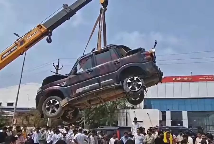 एयरबैग नहीं खुलने से युवक की मौत, शोरूम के सामने स्कॉर्पियो लटककर किया प्रदर्शन एयरबैग नहीं खुलने से युवक की मौत, शोरूम के सामने स्कॉर्पियो लटककर किया प्रदर्शन