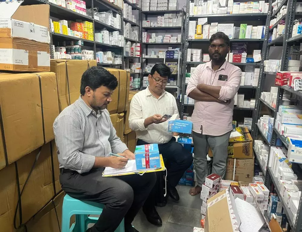 DCA ने नलगोंडा में बिना खरीद बिल के स्टॉक की गई 113 अबॉर्शन किट जब्त कीं DCA ने नलगोंडा में बिना खरीद बिल के स्टॉक की गई 113 अबॉर्शन किट जब्त कीं