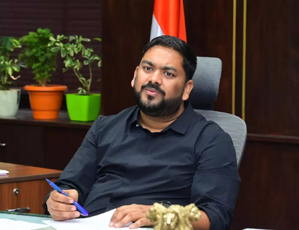 नागरकुर्नूल में सरकार को लोगों के करीब लाने वाले IAS अधिकारी से मिलिए नागरकुर्नूल में सरकार को लोगों के करीब लाने वाले IAS अधिकारी से मिलिए