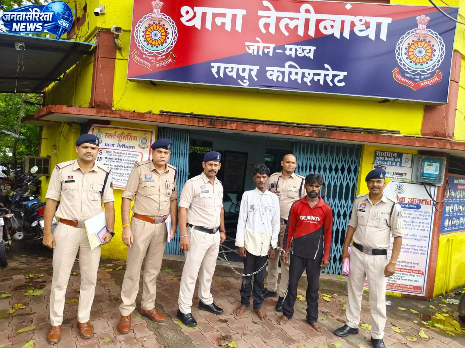 तेलीबांधा मुक्तिधाम के पास गांजा बेचते 2 तस्कर गिरफ्तार तेलीबांधा मुक्तिधाम के पास गांजा बेचते 2 तस्कर गिरफ्तार