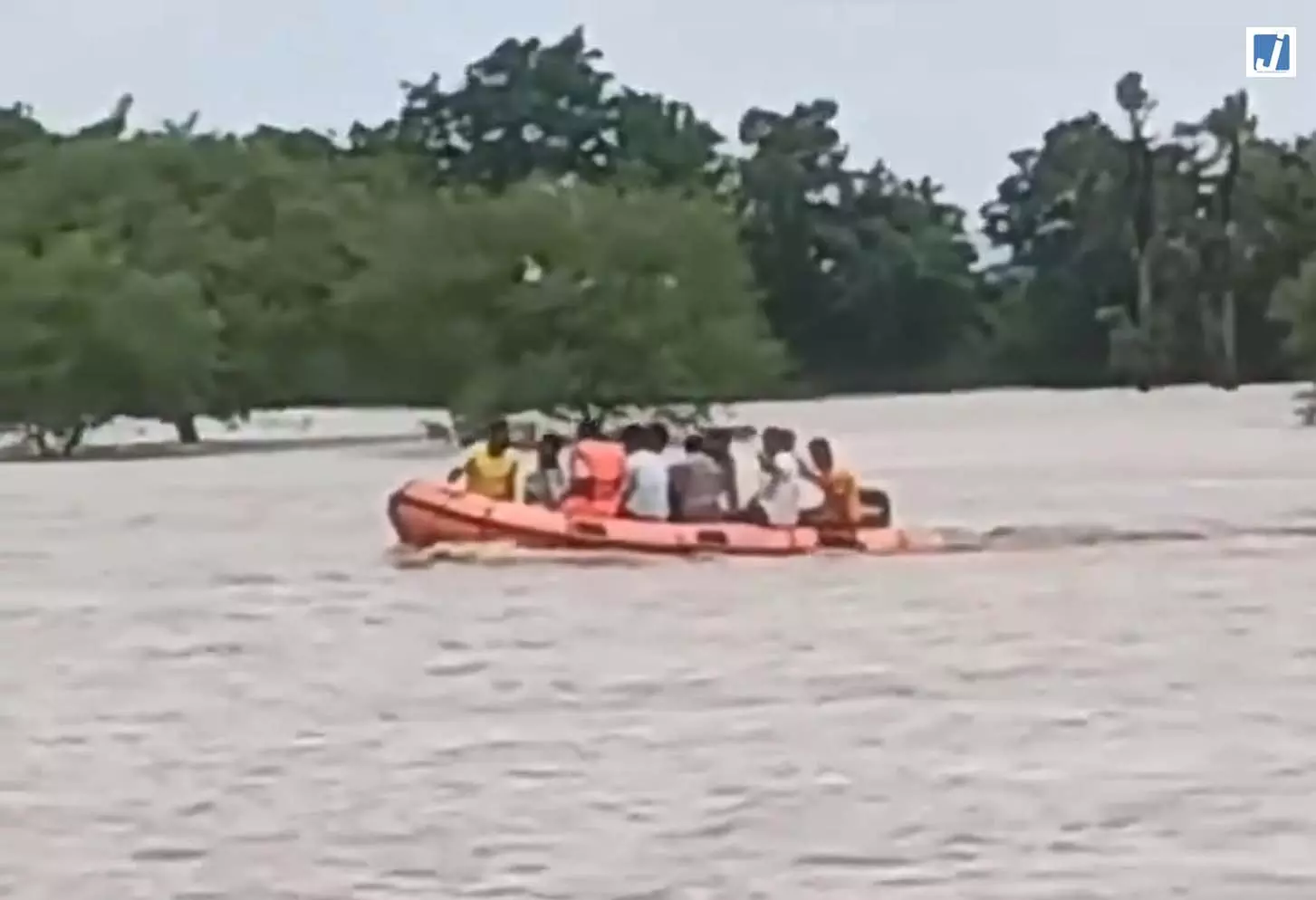 टिटलागढ़ में बाढ़ का कहर, कई इलाकों में जलभराव, राहत और बचाव कार्य जारी टिटलागढ़ में बाढ़ का कहर, कई इलाकों में जलभराव, राहत और बचाव कार्य जारी