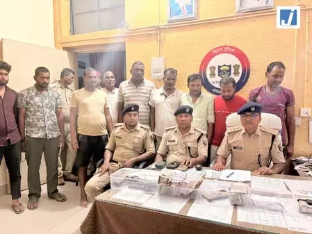 बर्खास्त पुलिस जवान निकला जाली नोट गिरोह का मास्टरमाइंड, 9 गिरफ्तार बर्खास्त पुलिस जवान निकला जाली नोट गिरोह का मास्टरमाइंड, 9 गिरफ्तार