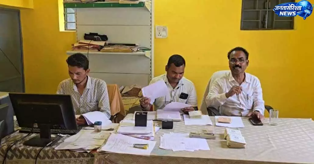 सहकारी समिति में खाद घोटाले का खुलासा, अध्यक्ष और प्रभारी प्रबंधक हटाए गए सहकारी समिति में खाद घोटाले का खुलासा, अध्यक्ष और प्रभारी प्रबंधक हटाए गए