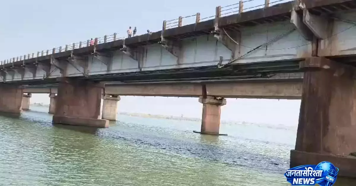 Cuttack में बाढ़ का खतरा बढ़ा, महानदी का जलस्तर बढ़ने से कई सड़कें डूबीं Cuttack में बाढ़ का खतरा बढ़ा, महानदी का जलस्तर बढ़ने से कई सड़कें डूबीं