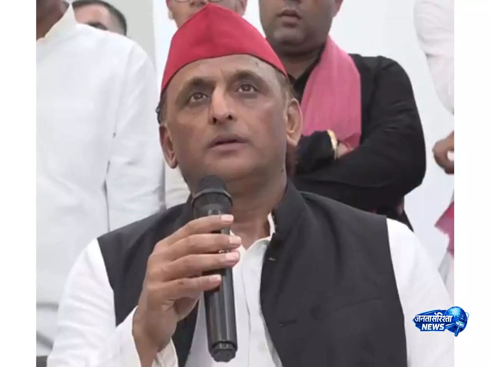 पेपर लीक विवाद पर Akhilesh Yadav का हमला, बोले छात्र आंदोलन से सरकार को झुकना पड़ा पेपर लीक विवाद पर Akhilesh Yadav का हमला, बोले छात्र आंदोलन से सरकार को झुकना पड़ा