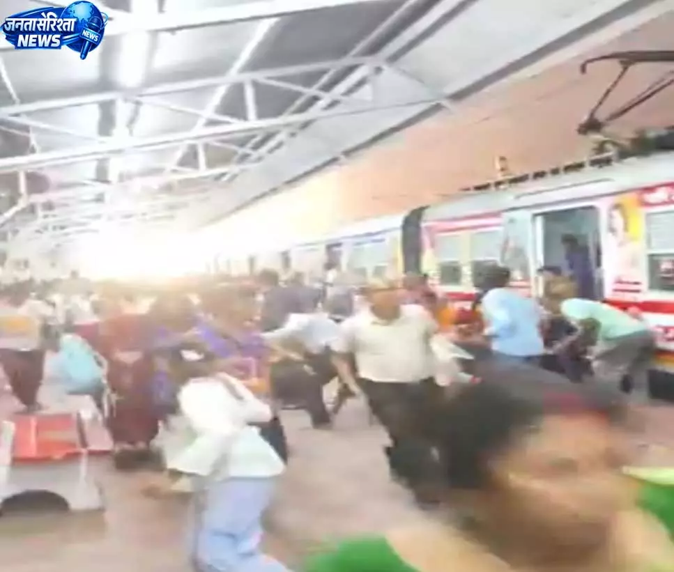 रेलवे स्टेशन में OHE तार टूटने से निकली चिंगारी, यात्रियों में मची अफरा-तफरी रेलवे स्टेशन में OHE तार टूटने से निकली चिंगारी, यात्रियों में मची अफरा-तफरी