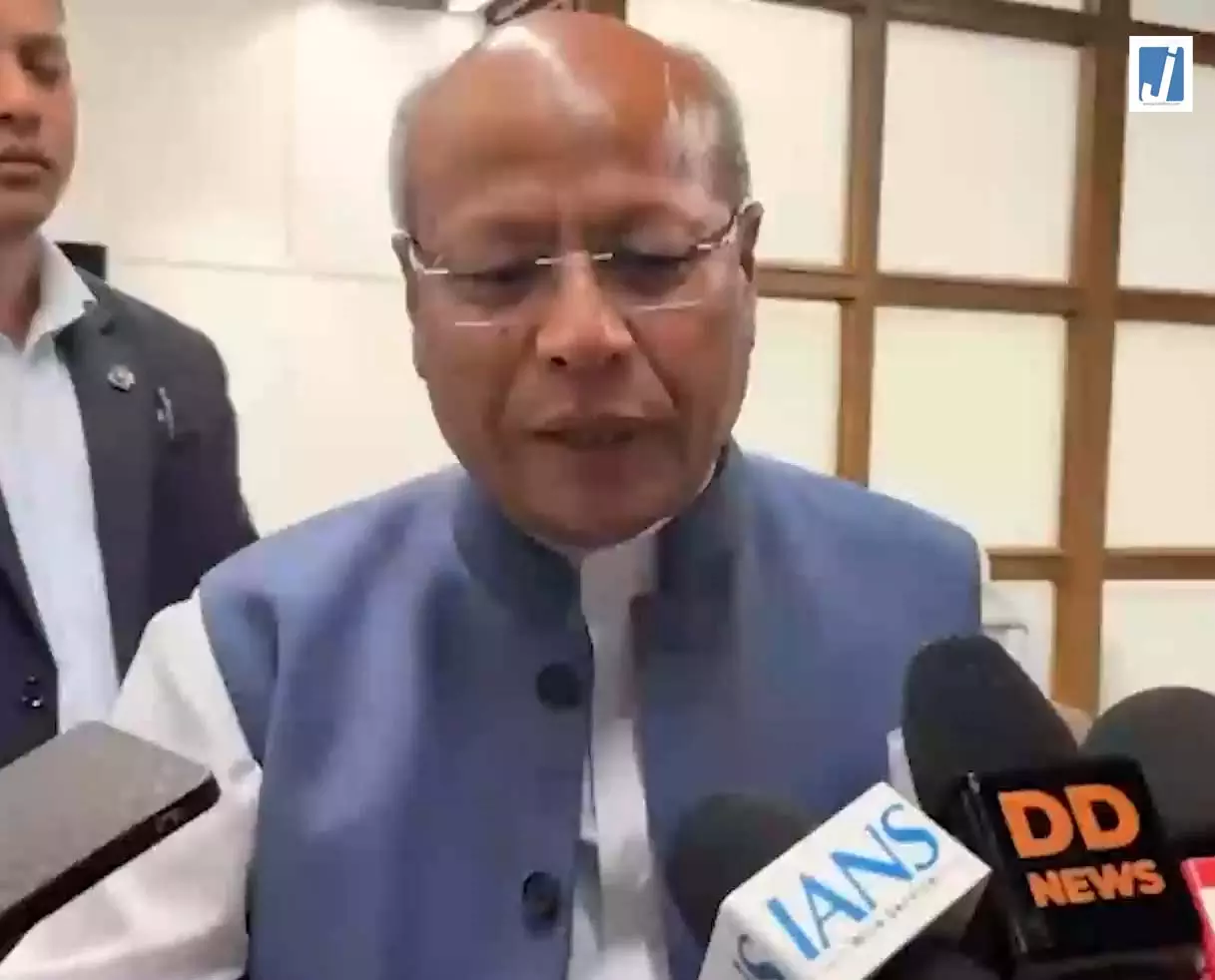 डिप्टी सीएम प्रेस्टोन तिनसोंग ने शिलांग-दावकी परियोजना पर की चर्चा डिप्टी सीएम प्रेस्टोन तिनसोंग ने शिलांग-दावकी परियोजना पर की चर्चा