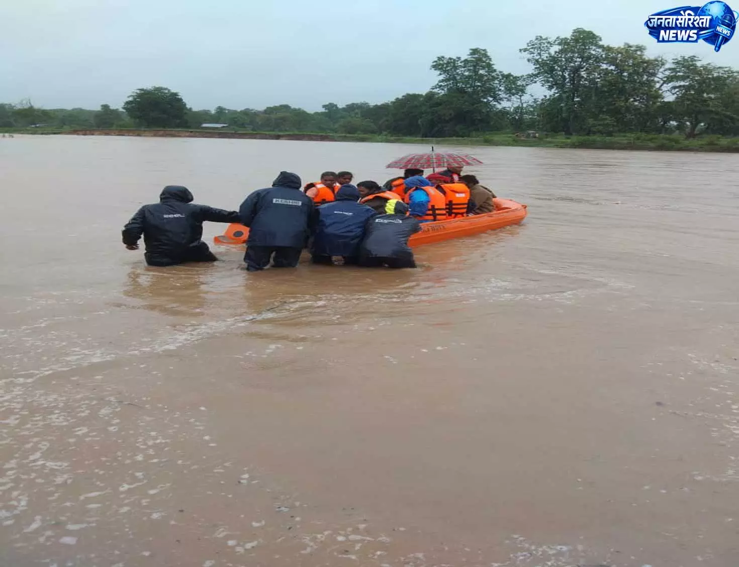 मूसलाधार बारिश और बाढ़ के बीच देवदूत बनी नगरसेना मूसलाधार बारिश और बाढ़ के बीच देवदूत बनी नगरसेना