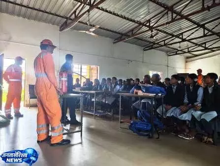 आवापल्ली में NDRF ने दिया आपदा प्रबंधन का व्यवहारिक प्रशिक्षण आवापल्ली में NDRF ने दिया आपदा प्रबंधन का व्यवहारिक प्रशिक्षण