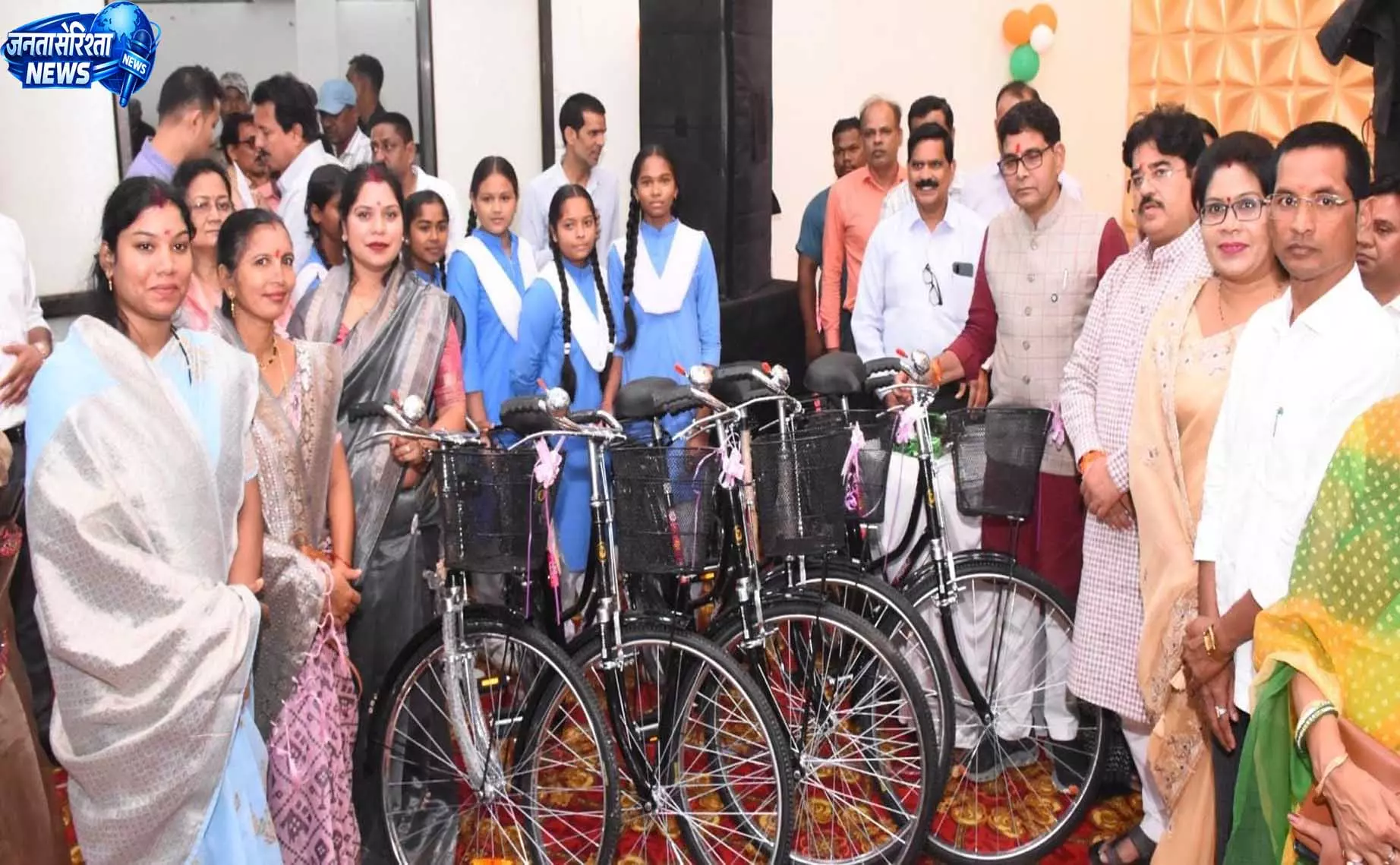 महिला स्व-सहायता समूहों, FPO और युवाओं के लिए खुलेंगे स्वरोजगार के नए द्वार: टंकराम वर्मा महिला स्व-सहायता समूहों, FPO और युवाओं के लिए खुलेंगे स्वरोजगार के नए द्वार: टंकराम वर्मा
