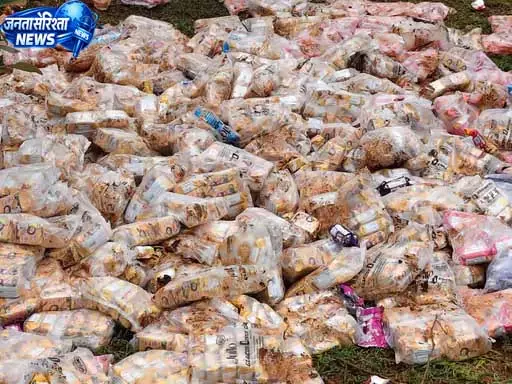 सड़क किनारे मिले 6 हजार एक्सपायरी बिस्किट, खाद्य सुरक्षा पर उठे सवाल सड़क किनारे मिले 6 हजार एक्सपायरी बिस्किट, खाद्य सुरक्षा पर उठे सवाल