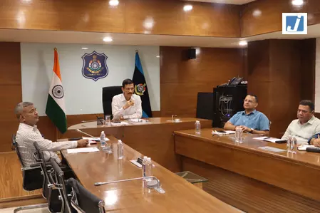गुजरात में भारी बारिश का अलर्ट, डीजीपी ने पुलिस को दिए कई अहम निर्देश गुजरात में भारी बारिश का अलर्ट, डीजीपी ने पुलिस को दिए कई अहम निर्देश