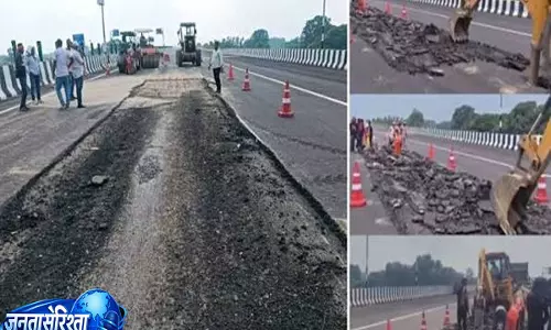 लखनऊ-कानपुर एक्सप्रेसवे पर बड़ा हादसा, उन्नाव में सड़क धंसने से पलटा ट्रक लखनऊ-कानपुर एक्सप्रेसवे पर बड़ा हादसा, उन्नाव में सड़क धंसने से पलटा ट्रक