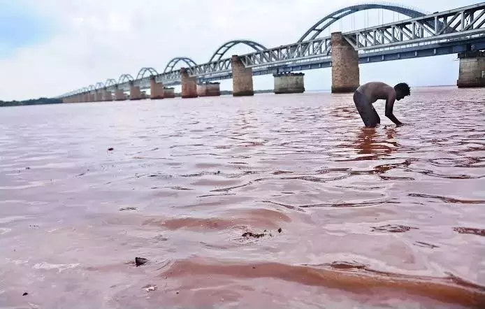 Telangana: तेलंगाना में गोदावरी नदी का उफान जारी, सड़क संपर्क बाधित Telangana: तेलंगाना में गोदावरी नदी का उफान जारी, सड़क संपर्क बाधित