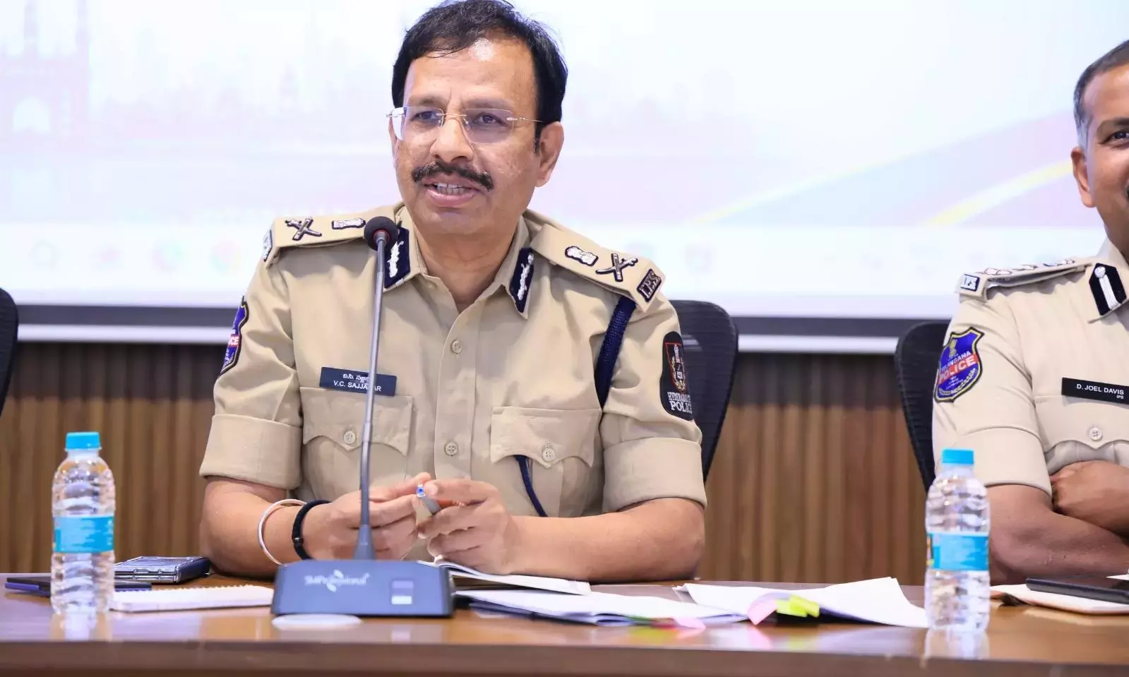 Telangana: सीपी सज्जनार ने सुरक्षित गणेश महोत्सव मनाने का आह्वान किया Telangana: सीपी सज्जनार ने सुरक्षित गणेश महोत्सव मनाने का आह्वान किया