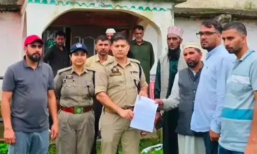 Reasi: पाकिस्तानी आतंकी हैंडलरों की संपत्ति जब्त, पुलिस का बड़ा एक्शन Reasi: पाकिस्तानी आतंकी हैंडलरों की संपत्ति जब्त, पुलिस का बड़ा एक्शन