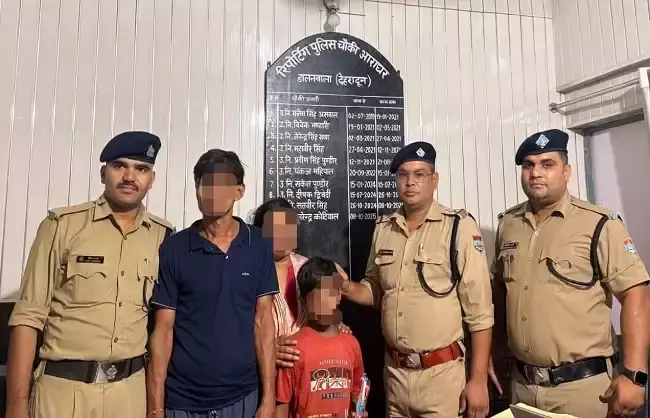 Dehradun: दून पुलिस ने दिखाई तत्परता, बालक को सुरक्षित पहुंचाया घर Dehradun: दून पुलिस ने दिखाई तत्परता, बालक को सुरक्षित पहुंचाया घर