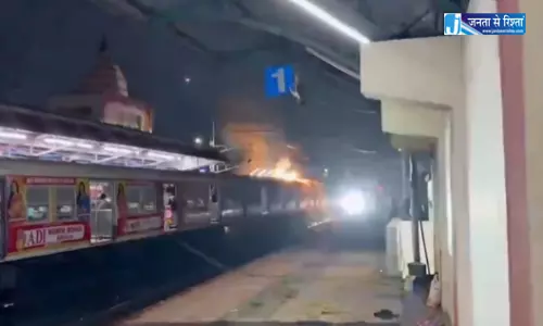 लोकल ट्रेन में दौड़ी करंट, OHE तार टूटने से हुई घटना लोकल ट्रेन में दौड़ी करंट, OHE तार टूटने से हुई घटना