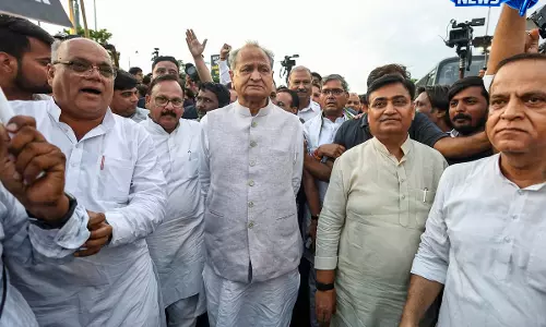 राजस्थान कांग्रेस में फिर बढ़ी गुटबाजी राजस्थान कांग्रेस में फिर बढ़ी गुटबाजी