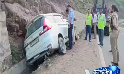गांदरबल में बड़ा सड़क हादसा, अनियंत्रित कार पोल से भिड़ी, तीन लोग घायल गांदरबल में बड़ा सड़क हादसा, अनियंत्रित कार पोल से भिड़ी, तीन लोग घायल