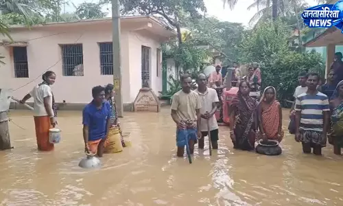 ओडिशा में कानी नदी का कहर, बार-बार टूट रहे तटबंधों से जाजपुर के हजारों लोग प्रभावित ओडिशा में कानी नदी का कहर, बार-बार टूट रहे तटबंधों से जाजपुर के हजारों लोग प्रभावित