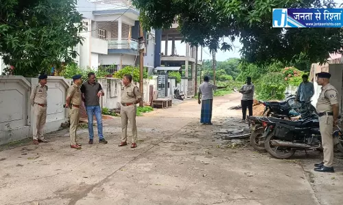 घर के सामने टहल रही महिला से चेन स्नेचिंग, Video घर के सामने टहल रही महिला से चेन स्नेचिंग, Video