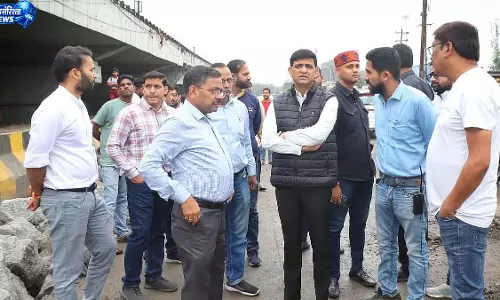 इंदौर में अवैध होर्डिंग्स पर सख्त कार्रवाई इंदौर में अवैध होर्डिंग्स पर सख्त कार्रवाई