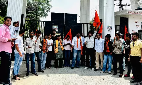 Udaipur: जैसलमेर प्रकरण को लेकर उदयपुर में सड़क पर उतरे कार्यकर्ता Udaipur: जैसलमेर प्रकरण को लेकर उदयपुर में सड़क पर उतरे कार्यकर्ता