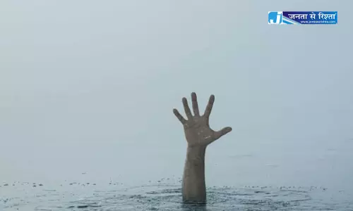 सेल्फी के चक्कर में डूबी 4 सहेलियां, एक लापता