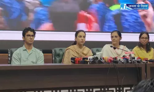 कॉकरोच प्रोटेस्ट में कई हिंसक प्रवृत्ति के लड़के थे, घायल सब-इंस्पेक्टर की बेटी मीडिया से बोली कॉकरोच प्रोटेस्ट में कई हिंसक प्रवृत्ति के लड़के थे, घायल सब-इंस्पेक्टर की बेटी मीडिया से बोली