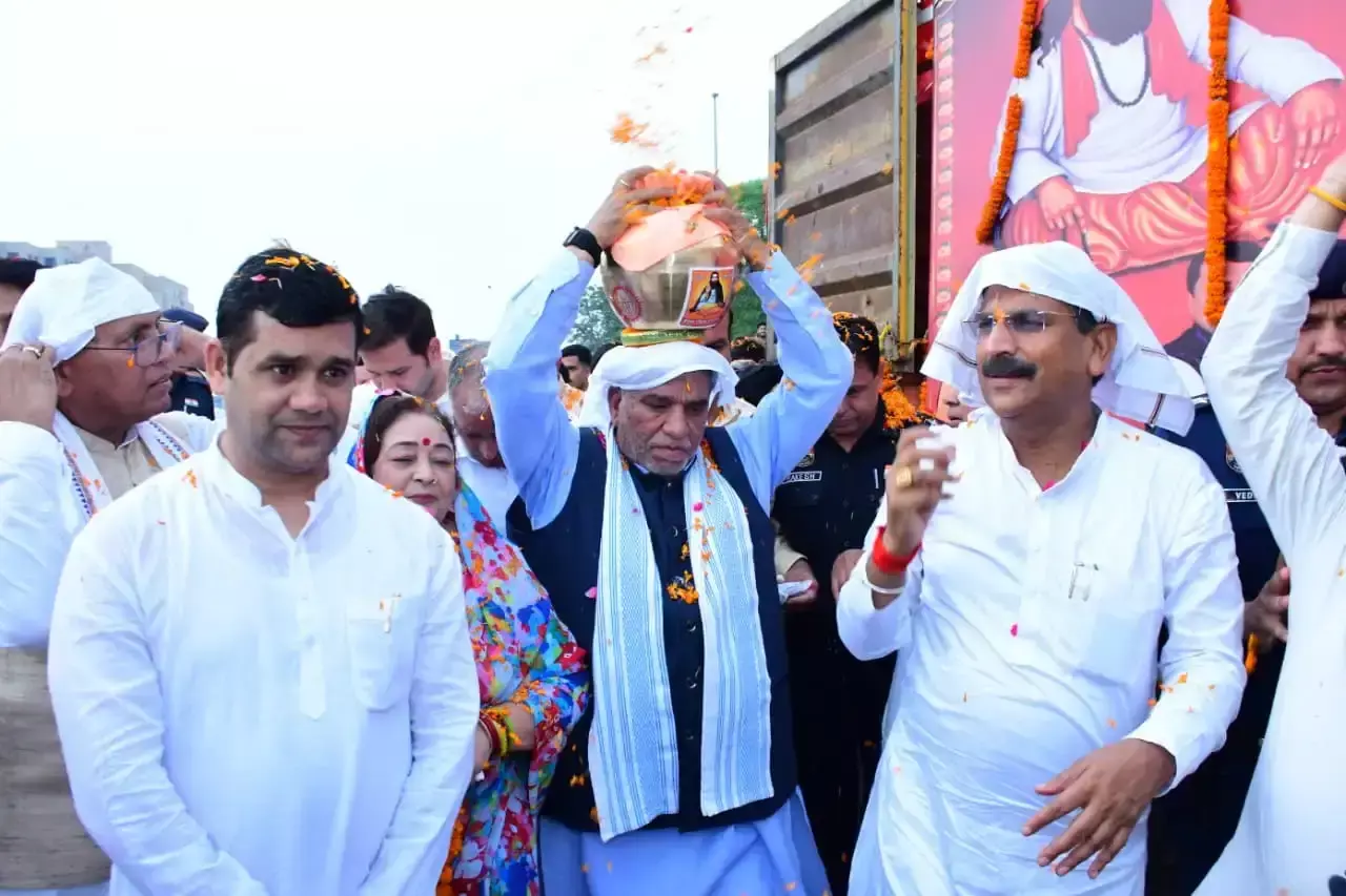 Gurugram: पवित्र कलश यात्रा पहुंची गुरुग्राम, श्रद्धालुओं ने किया स्वागत Gurugram: पवित्र कलश यात्रा पहुंची गुरुग्राम, श्रद्धालुओं ने किया स्वागत
