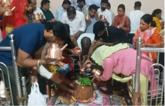 Jaipur: श्रावण मास के पहले दिन गूंजे हर-हर महादेव के जयकारे Jaipur: श्रावण मास के पहले दिन गूंजे हर-हर महादेव के जयकारे