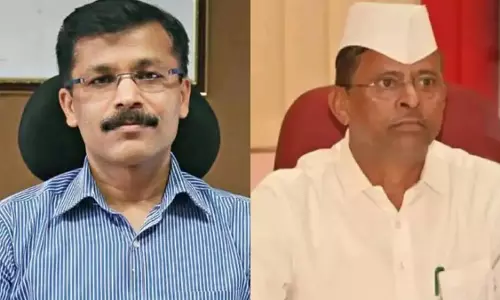 Mumbai: एफडीए विवाद गहराया, अधिकारियों ने मंत्री झिरवल से लगाई गुहार Mumbai: एफडीए विवाद गहराया, अधिकारियों ने मंत्री झिरवल से लगाई गुहार