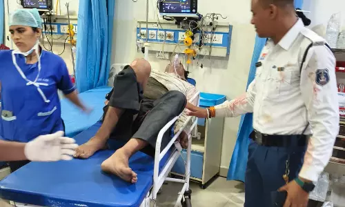 अमलीडीह एक्सप्रेसवे ब्रिज के पास तड़प रहे घायल युवक की ट्रैफिक आरक्षक ने बचाई जान अमलीडीह एक्सप्रेसवे ब्रिज के पास तड़प रहे घायल युवक की ट्रैफिक आरक्षक ने बचाई जान