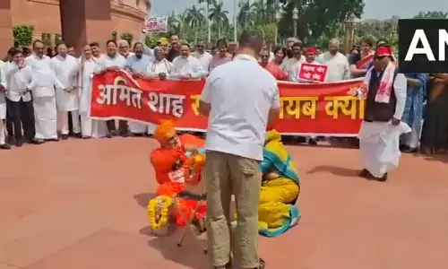 पुजारी वेश में पप्पू यादव, संसद भवन के सामने राहुल गांधी ने दिया चंदा, अनोखा प्रदर्शन पुजारी वेश में पप्पू यादव, संसद भवन के सामने राहुल गांधी ने दिया चंदा, अनोखा प्रदर्शन