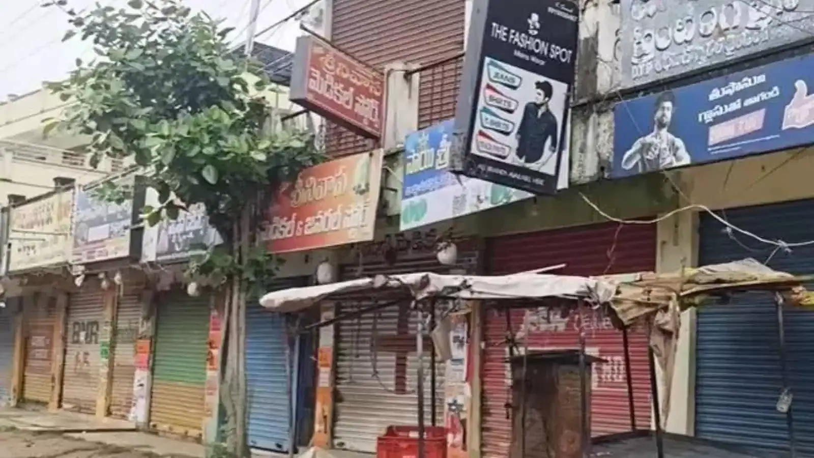 पूर्व विधायक के निधन से वारंगल में शोक की लहर, बाजारों में पसरा सन्नाटा पूर्व विधायक के निधन से वारंगल में शोक की लहर, बाजारों में पसरा सन्नाटा