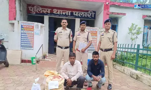 किराना दुकान को दारू भट्ठी बना रखा था व्यापारी, पुलिस की रेड से बेटे सहित गिरफ्तार किराना दुकान को दारू भट्ठी बना रखा था व्यापारी, पुलिस की रेड से बेटे सहित गिरफ्तार
