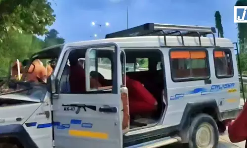 टायर फटते ही बेकाबू...तीर्थयात्रियों की टूरिस्ट क्रूजर वैन के साथ क्या हुआ? टायर फटते ही बेकाबू...तीर्थयात्रियों की टूरिस्ट क्रूजर वैन के साथ क्या हुआ?