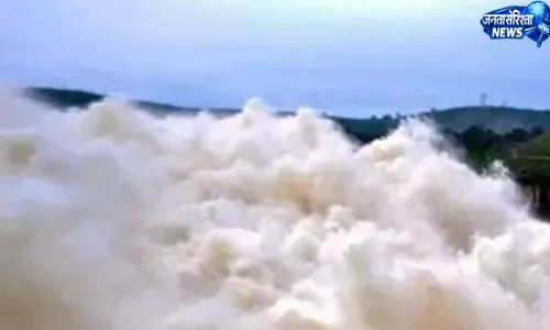 हीराकुंड बांध के 10 और गेट खुले, बढ़ते जलस्तर के बीच 12 गेटों से छोड़ा जा रहा पानी हीराकुंड बांध के 10 और गेट खुले, बढ़ते जलस्तर के बीच 12 गेटों से छोड़ा जा रहा पानी