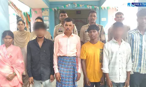 शराब कोचिया परिवार सहित गिरफ्तार, पुलिस टीम पर किया था हमला शराब कोचिया परिवार सहित गिरफ्तार, पुलिस टीम पर किया था हमला