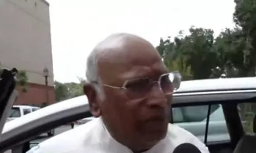 छात्रों को लेकर विपक्षी नेताओं ने सरकार पर निशाना साधा, खड़गे ने अनुराग ठाकुर को घेरा छात्रों को लेकर विपक्षी नेताओं ने सरकार पर निशाना साधा, खड़गे ने अनुराग ठाकुर को घेरा