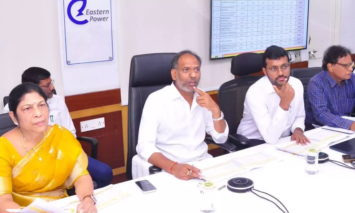 Andhra: मंत्री ने गोदावरी पुष्करालु-2027 के लिए फुलप्रूफ बिजली योजना का आह्वान किया Andhra: मंत्री ने गोदावरी पुष्करालु-2027 के लिए फुलप्रूफ बिजली योजना का आह्वान किया