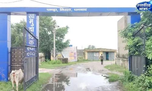 निरसा के CHC की बदहाल व्यवस्था, अस्पताल के मुख्य द्वार पर जलजमाव से मरीज परेशान निरसा के CHC की बदहाल व्यवस्था, अस्पताल के मुख्य द्वार पर जलजमाव से मरीज परेशान
