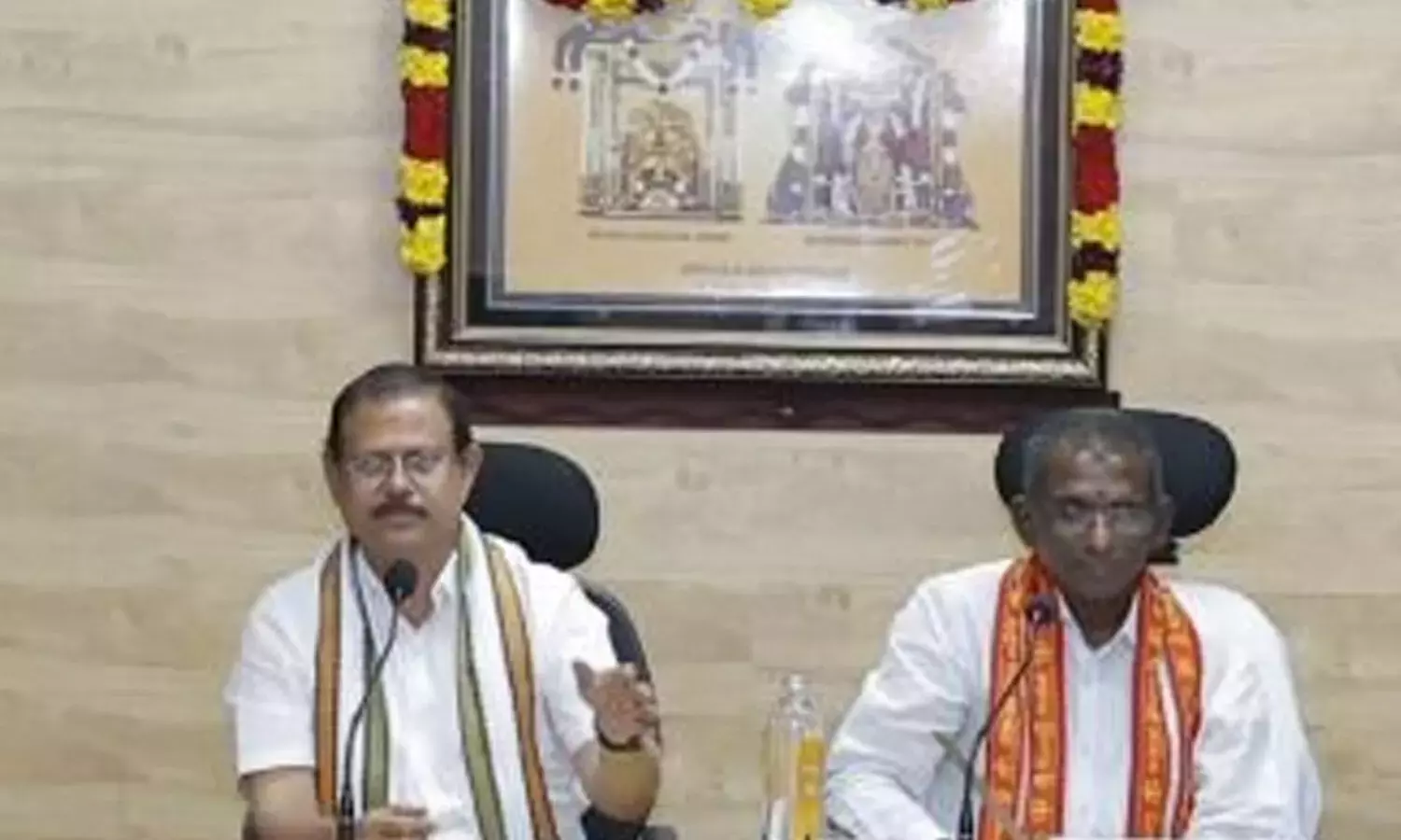 Andhra: श्रीशैलम मंदिर ने श्रावणम महीने के लिए दर्शन और सेवा टिकटिंग में संशोधन किया है Andhra: श्रीशैलम मंदिर ने श्रावणम महीने के लिए दर्शन और सेवा टिकटिंग में संशोधन किया है