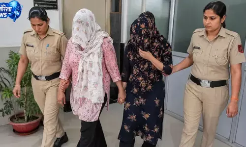 क्रेडिट कार्ड फ्रॉड गैंग का पर्दाफाश, दो महिलाएं गिरफ्तार क्रेडिट कार्ड फ्रॉड गैंग का पर्दाफाश, दो महिलाएं गिरफ्तार