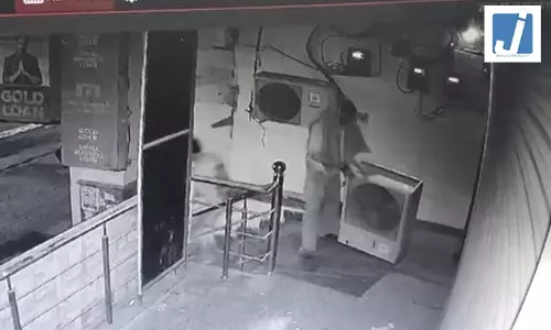 LIVE वीडियो: मुथूट फाइनेंस ब्रांच के बाहर से AC की आउटडोर यूनिट चोरी, CCTV में कैद हुई वारदात