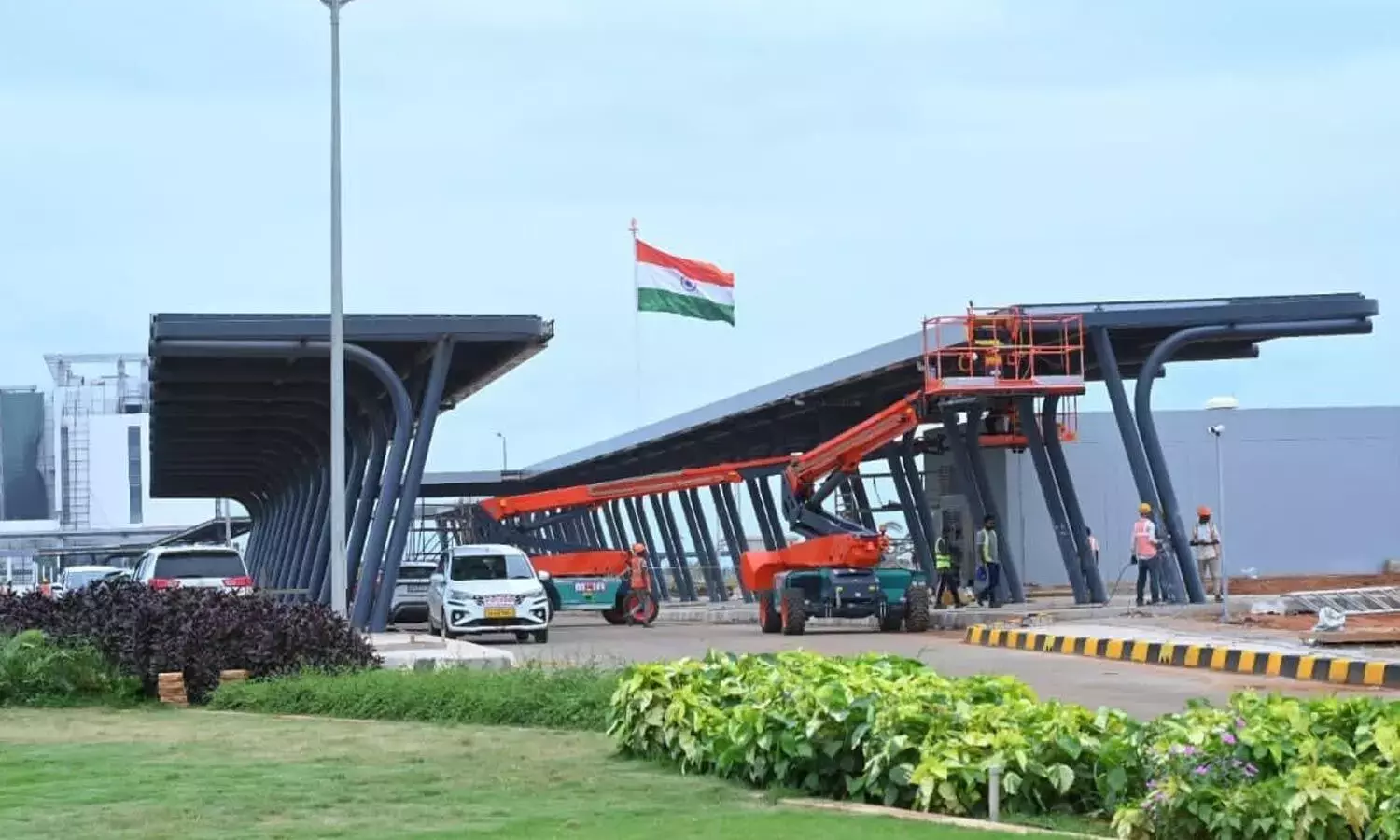 Andhra: पीएम के दौरे को लेकर भोगापुरम में सुरक्षा बढ़ा दी गई है Andhra: पीएम के दौरे को लेकर भोगापुरम में सुरक्षा बढ़ा दी गई है